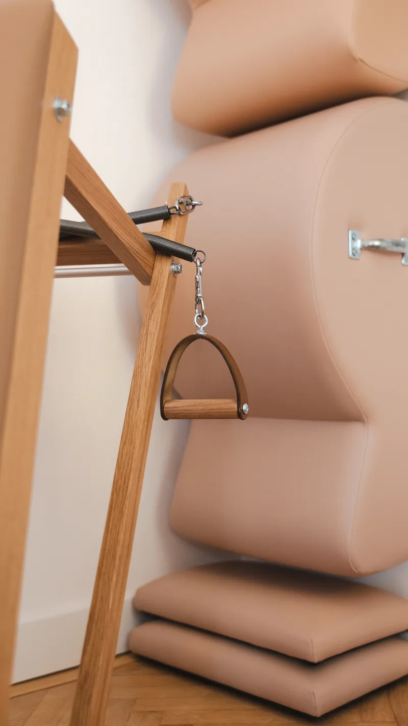 Sprzęt pilatesowy w ciepłym świetle studia Pilateka