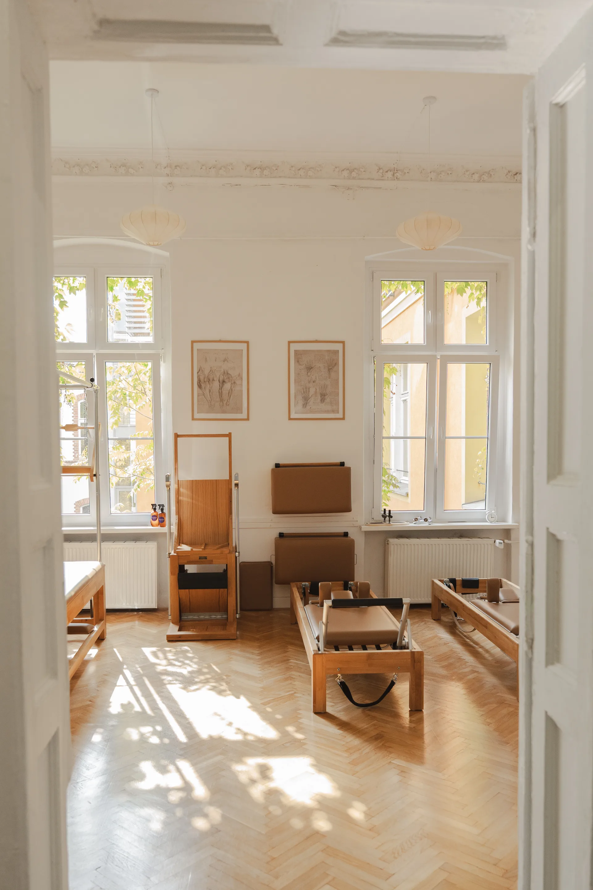 Wnętrze studia Pilateka z naturalnym światłem i profesjonalnym sprzętem