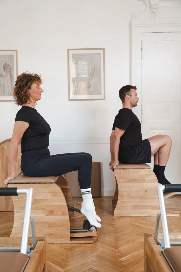 Trening w duetach na pilatesowych krzesłach