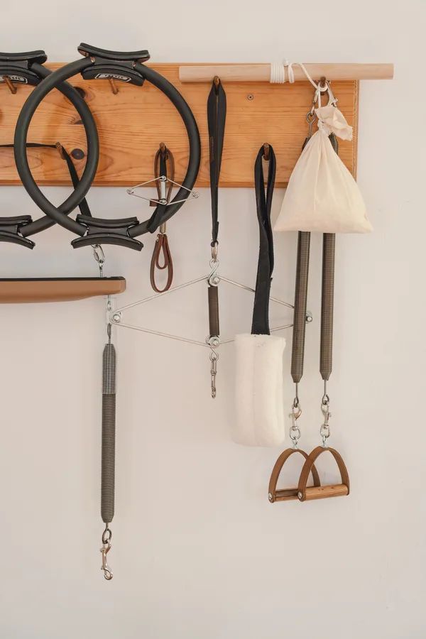 Ściana z akcesoriami pilatesowymi w studio Pilateka