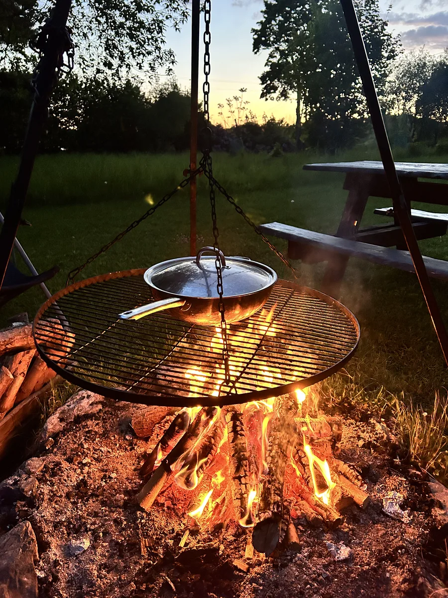 Ognisko o zachodzie słońca